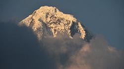 Clouds usually move in during the afternoon, just before sunset they open up and reveal Hiunchuli (6'441 m) from Gandruk.