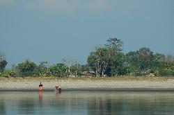 Along the river are the picturesque hamlets of the native inhabitants; called Tharu.
