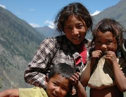 We take the high route to Ringmo and are greeted with smiles in the small villages.
