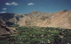 leh_valley.jpg (111838 bytes)