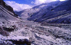 valley_zalung_karpo_la_snow.jpg (119084 bytes)