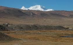 Shishapangma; 8'046 m; rises high above the plains and barren hills of the Tibeten plateau.