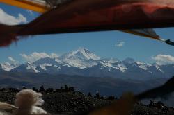 On the south side of the pass Mount Everest dominates the scenery; rising 8'848 m into the blue Tibetan sky.