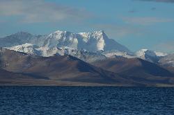 Nyechenthangla with 7'117 m forms the highest peak of the Trans-Himalaya and rises above the deep blue waters of Namtso.